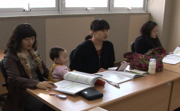 베트남 출신 뜨 드엉 티 드어이(오른쪽) 등 다문화가정 여성들이 경희대 강의실에서 한국어 수업에 열중하고 있다.