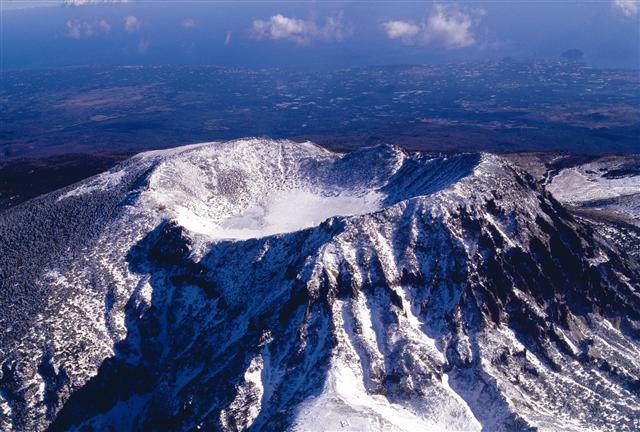 제주도 중앙부에 솟아 있는 해발 1950m의 한라산은 남한에서 가장 높은 산이다. 정상에는 둘레 약 3㎞, 지름 500m의 화구호인 백록담이 자태를 뽐내고 있다. 서울신문 포토라이브러리