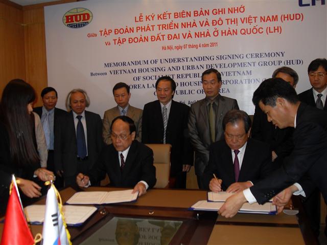 7일 베트남 하노이에서 이지송(앞줄 오른쪽) 한국토지주택공사 사장과 응우옌 히업(왼쪽) HUD 그룹 회장이 개발사업 관련 정보교류 및 기술협력을 골자로 하는 양해각서(MOU)에 서명하고 있다.  LH 제공