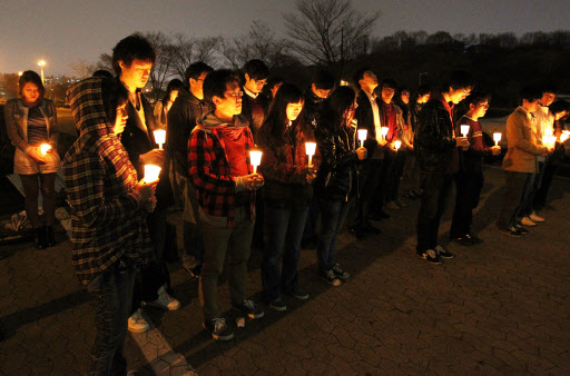 학우 4명에 이어 10일 생명과학과 교수마저 스스로 목숨을 끊는 일이 벌어지자 10일 밤 학생 20여명이 카이스트(KAIST) 본관 앞에서 촛불을 들고 추모집회를 열고 있다. 대전 연합뉴스