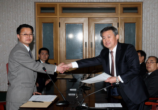 유인창(경북대 지질학과 교수·오른쪽) 남측 수석대표와 윤영근(지진국 산하 화산연구소 부소장) 북측 단장이 12일 개성 자남산여관에서 열린 ‘백두산 화산 문제를 논의하기 위한 제2차 남북 전문가회의’에서 합의문을 교환하며 악수하고 있다. 연합뉴스