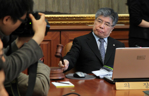 김중수 한국은행 총재가 12일 오전 서울 남대문로 한국은행 본점에서 열린 금융통화위원회에서 회의 개시를 선언하고 있다.  연합뉴스