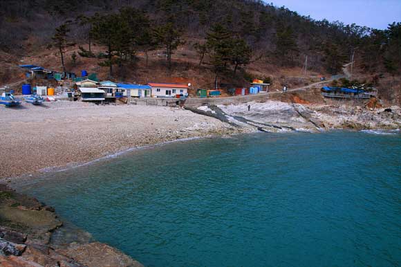해안국립공원인 가의도 남항에서 바라본 몽돌해변. 