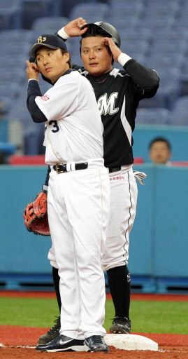 지난 9일 일본 오사카 교세라돔에서 오릭스 이승엽(왼쪽)과 지바롯데 김태균이 나란히 서있다. 오사카 연합뉴스