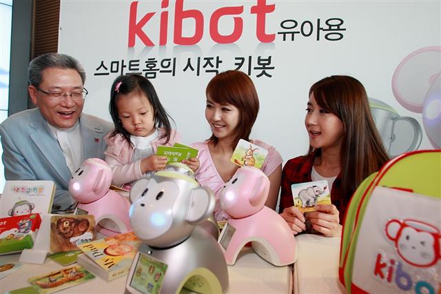 서유열(왼쪽) KT 홈고객부문 사장과 홍보 모델들이 20일 서울 광화문 올레스퀘어에서 유아용 로봇 ‘키봇’을 체험하고 있다. 이언탁 기자 utl@seoul.co.kr