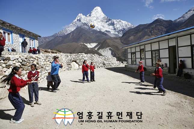 산악인 엄홍길씨가 지난해 어린이날에 준공된 팡보체 휴먼스쿨 마당에서 아이들과 어울려 배구를 하고 있다.