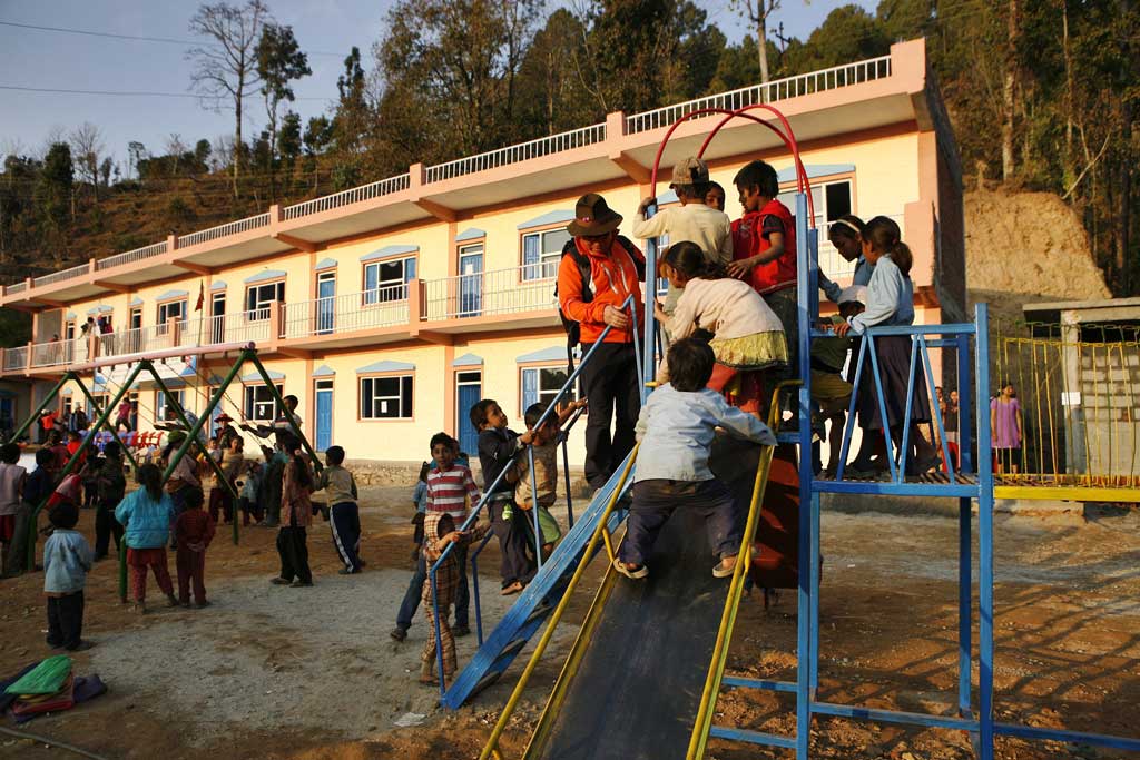 엄홍길 대장이 랑탕 히말라야 트레킹의 들머리인 타르푸 마을에 번듯하게 2층 건물로 들어선 스리빈두 께서르 초등학교 놀이터에서 아이들과 어울리고 있다.