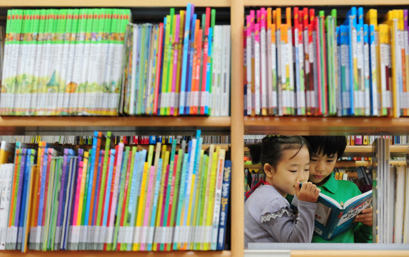 ‘세계 책의 날’을 하루 앞둔 22일 서울 역삼동 국립어린이청소년도서관을 찾은 어린이들이 진지한 표정으로 책을 보고 있다. 손형준기자 boltagoo@seoul.co.kr