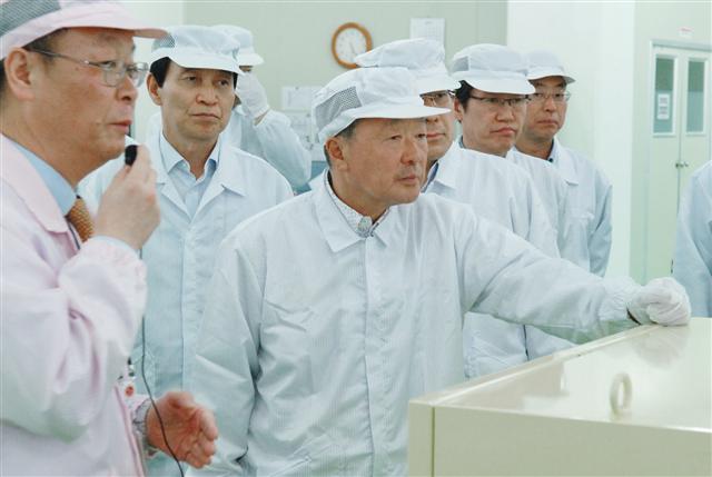 구본무(왼쪽 세번째) LG그룹 회장이 지난 21일 경북 구미 LG전자 태양전지 공장을 방문해 김반석(두번째) LG화학 부회장, 조석제(네번째) LG화학 사장 등 임원들과 함께 생산 라인을 살펴보고 있다. LG그룹 제공