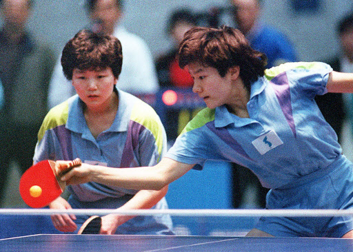 1991년 지바 세계탁구선수권대회에서 현정화(오른쪽) 선수가 북한 리분희 선수와 복식에서 호흡을 맞추고 있다.  서울신문 포토라이브러리 