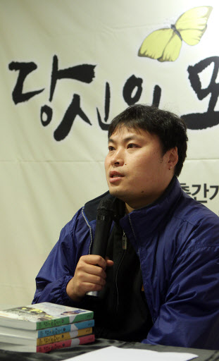 강풀 작가가 25일 기자간담회에서 ‘생생한 캐릭터’ 비결에 관한 질문이 나오자 “만화는 발로 쓴다는 말을 절감할 정도로 사전 취재에 공을 많이 들인다.”고 답하고 있다. 연합뉴스