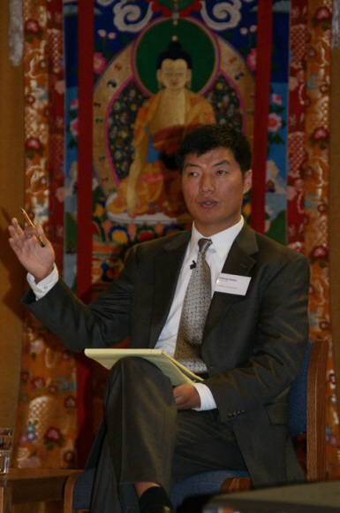 티베트 망명정부의 정치 지도자로 우뚝 서게 된 로브상 상계 신임 총리가 서울신문과의 인터뷰에서 “티베트에 민주주의가 강력히 뿌리내리도록 하는 게 우리의 계획”이라면서 “다음달 열리는 특별회의에서 달라이라마가 없는 티베트의 미래 구상에 대해 밝히겠다.”고 말했다.