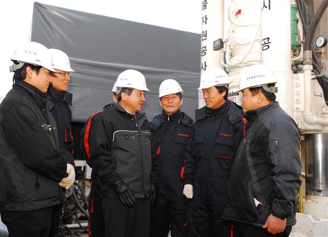 광물자원공사 김신종(왼쪽 세 번째) 사장이 최근 경기 가평에 자리한 규석광산 시추작업 현장을 방문, 협력사 직원들을 격려하고 있다.  광물자원공사 제공