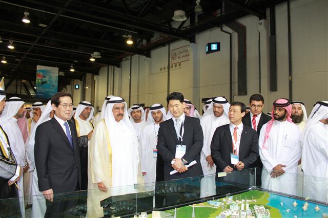지난 3월 한국전력과 협력업체 20곳이 참가한 가운데 두바이에서 열린 전력기자재 전시회에서 한전 임직원과 아랍 전력업체 관계자들이 한국전력관을 돌아보고 있다. 한전 제공