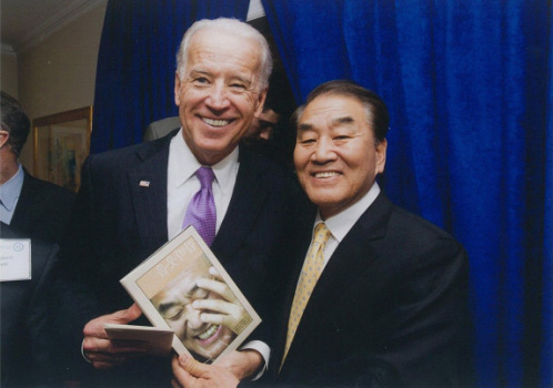 이재오(오른쪽) 특임장관이 지난달 29일 미국을 방문했을 때 조 바이든 부통령과 함께 찍은 사진. 이재오 특임장관 트위터 제공 