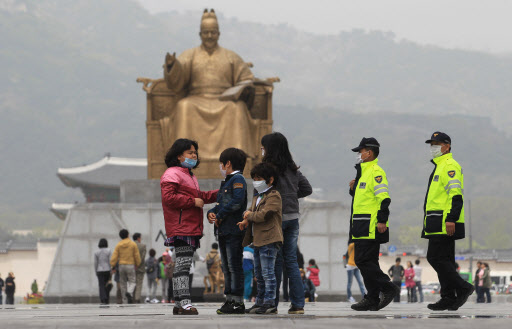 황사 도시  짙은 황사가 전국을 덮은 1일 오후 광화문 거리에서 마스크를 쓴 어린이들이   걷고 있다. 연합뉴스