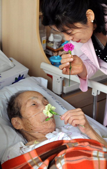 ④ 꽃향기로 환자들의 몸과 마음이 편안해지는 원예치 료(고대구로병원).