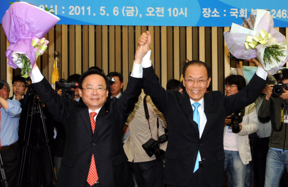 6일 오후 한나라당 의원총회에서 선출된 황우여(오른쪽) 원내대표와 이주영 정책위의장이 축하 꽃다발을 들고 활짝 웃고 있다. 안주영기자 jya@seoul.co.kr
