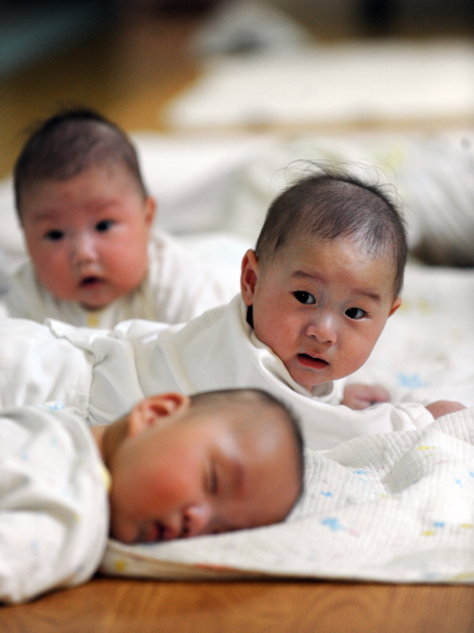 “제 엄마 아빠가 돼주세요” 10일 서울 성북동 성가정입양원에서 입양을 기다리는 아기들이 취재진의 카메라를 쳐다보고 있다. 태어나자마자 부모에게서 버림받고 입양되는 영·유아는 지난해 2475명으로 다시 증가세로 돌아섰다. 정연호기자 tpgod@seoul.co.kr 