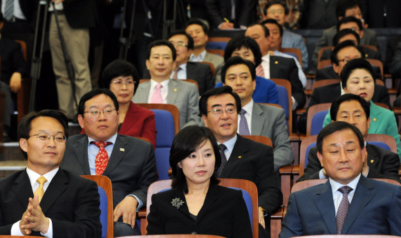 11일 국회에서 열린 한나라당 의원총회에 참석한 의원들이 황우여 원내대표의 말을 경청하고 있다. 도준석기자 pado@seoul.co.kr