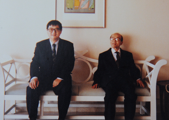 1995년 10월 제주 여행때 석경징(왼쪽)교수와 피천득 선생이 호텔 로비에서 기념촬영을 했다.