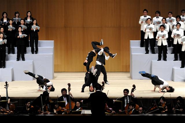 서울시합창단과 비보이팀 리버스크루가 지난해 5월 함께 공연한 ‘칼 오르프의 카르미나 브라나, 비보이와 만나다’의 한 장면.  세종문화회관 제공