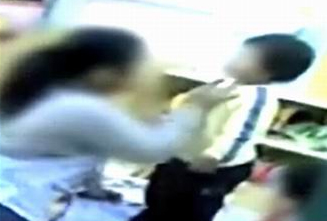 12일 대구의 한 어린이집에서 생후 19개월된 원생이 보육교사에게 폭행을 당했다는 신고가 들어와 경찰이 수사에 나섰다. 사진은 지난해 4월 MBC가 보도한 전남 목포 어린이집 폭행현장 캡처