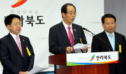 정부가 13일 한국토지주택공사(LH) 통합 본사를 경남 진주에 일괄 배치하겠다는 안을 발표하자 LH 본사 유치 추진 전북비상대책위원회 임병찬 위원장(가운데)과 김호서 전북도의회 의장(좌측), 정헌율 전북도 행정부지사가 전북도청에서 기자회견을 하고 “LH이전 정부안은 결코 수용할 수 없다”고 밝히고 있다.  연합뉴스