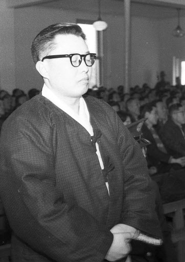 수의 차림의 장도영 전 육군 참모총장이 1962년 1월 혁명재판소에서 눈을 감고 검찰 측의 사형 구형을 듣고 있다. 서울신문 포토라이브러리 