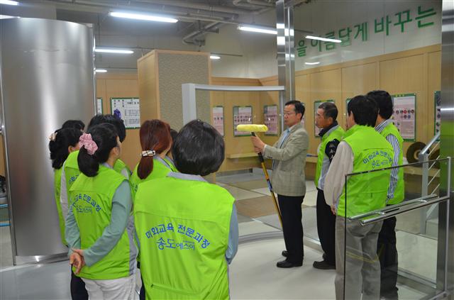 인천 송도에 위치한 포스코 글로벌 연구개발센터의 송도 SE 청소교육실습장에서 교육생들이 유리닦기 실습을 하고 있다.  포스코 제공