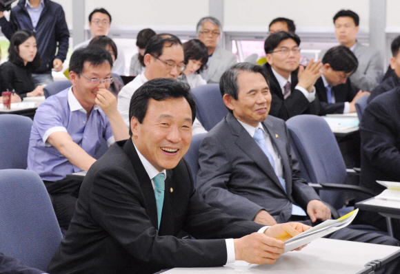 손학규(맨 앞) 민주당 대표가 19일 국회에서 열린 ‘검찰 개혁, 무엇을 어떻게 해야 하나’ 정책토론회에 참석해 환하게 웃고 있다. 이언탁기자 utl@seoul.co.kr