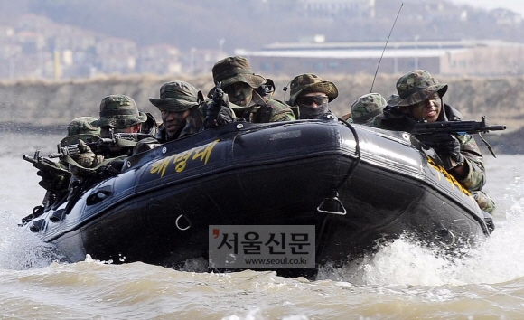 해병대 수색대대가 동계 설한지 훈련을 하고 있는 모습. 서울신문 포토라이브러리 
