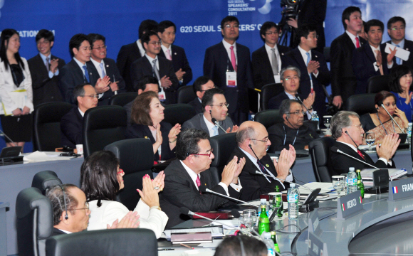 세계 주요 20개국(G20) 국회의장 회의 마지막 날인 20일 서울 여의도 국회의사당에서 열린 폐막식에서 참석자들이 박수를 치고 있다. 이호정기자 hojeong@seoul.co.kr