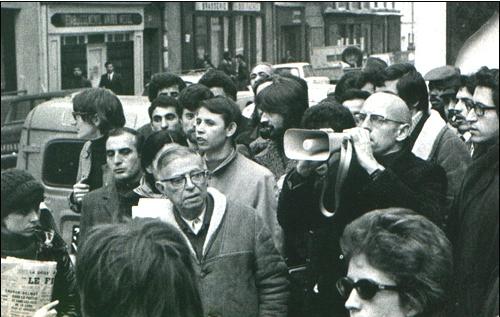 1972년 이민자 지지 시위에 참가한 사르트르. 그의 오른쪽에 확성기 든 사람이 미셸 푸코다.