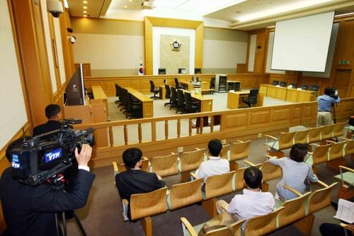 해적 5명 재판을 앞두고 22일 미리 공개된 부산지법 301호 법정. 부산 연합뉴스 