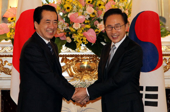 손 맞잡은 MB·간총리  이명박(오른쪽) 대통령과 간 나오토 일본 총리가 22일 도쿄 게이힌칸에서 열린 한·일 회담에 앞서 환하게 웃으며 악수하고 있다.  도쿄 연합뉴스 