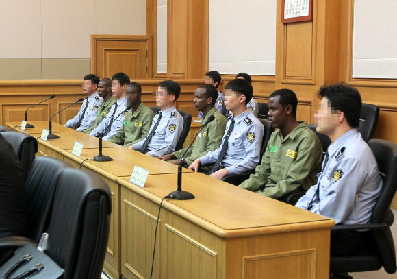 삼호주얼리호를 납치했다가 우리 군에 생포된 소말리아 해적들에 대한 국내 첫 재판이 23일 오전 부산지법 301호 법정에서 국민참여재판 형식으로 열렸다.  연합뉴스