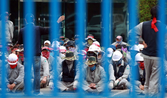 “점거 집회”  23일 자동차 부품생산업체인 유성기업 노조원들이 직장폐쇄된 충남 아산공장을 점거한 채 집회를 갖고 있다.  아산 연합뉴스
