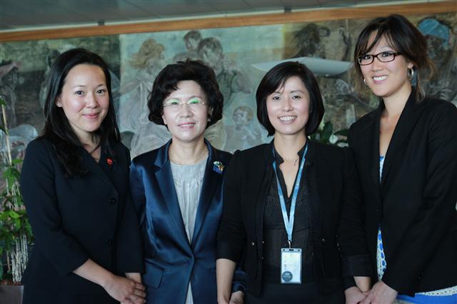 진수희 보건복지부 장관이 지난 18일(현지시간) 스위스 제네바 국제기구에서 일하는 한국 여성들을 만나 격려했다. 왼쪽부터 주영애 세계보건기구(WHO) 전문위원, 진 장관, 박문주 WHO 전문위원, 이진아 국제노동기구(ILO) 인사담당 과장. 