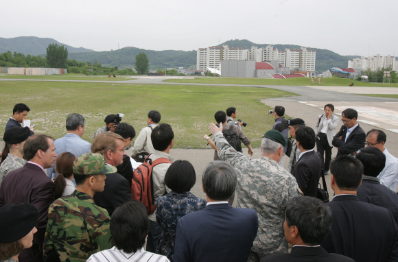 데이비드 폭스 미군기지관리사령관이 23일 경북 칠곡군 왜관읍 캠프 캐럴 기지 현장 점검에 앞서 관련 내용을 브리핑하고 있다. 칠곡 사진공동취재단 