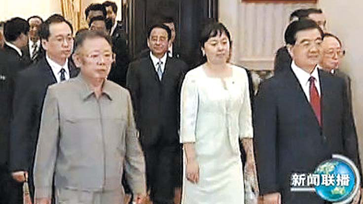 김정일(왼쪽) 북한 국방위원장이 지난해 8월 후진타오 중국 국가주석과 정상회담장인 창춘 난후호텔로 들어서고 있다.  서울신문 포토라이브러리