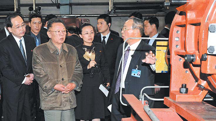 김정일(가운데) 북한 국방위원장이 지난해 5월 방중 당시 랴오닝성 다롄의 한 공장을 방문해 직원으로부터 설명을 듣고 있다. 서울신문 포토라이브러리