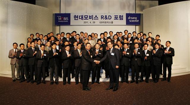지난 4월 30일 서울 강남 GS타워에서 열린 현대모비스의 연구·개발(R&D)포럼에 참석한 카이스트·서울대를 비롯한 국내 주요 공과대학 교수 34명과 협력사 최고기술책임자(CTO) 60여명이 기념사진을 찍고 있다.  현대모비스 제공