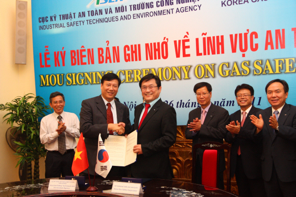 한국가스안전공사 박환규 사장이 26일 베트남 하노이에서 국내 중소기업의 수출 활로를 열고 가스안전 기술지원을 위해 베트남산업안전기술환경국(ISEA) Do Quang Vinh(도광빙) 국장과 MOU를 체결했다. 가스안전공사제공