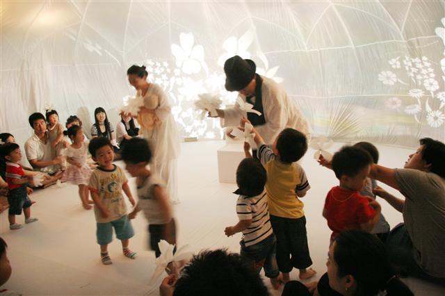 극단 민들레의 베이비 드라마 ‘꽃사랑’을 ‘관람’ 온 아기들이 단원들과 함께 온몸으로 공연을 즐기고 있다.  마포문화재단 제공