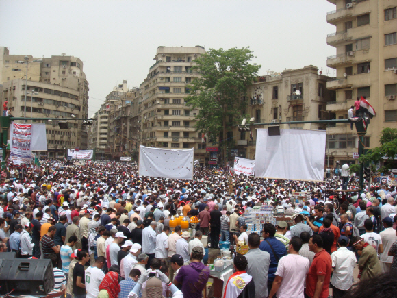 지난 27일(현지시간) 이집트 민주화 혁명의 산실인 카이로 시내의 타흐리르 광장을 가득 메운 수십만명의 시민들이 기도를 올리고 있다. 