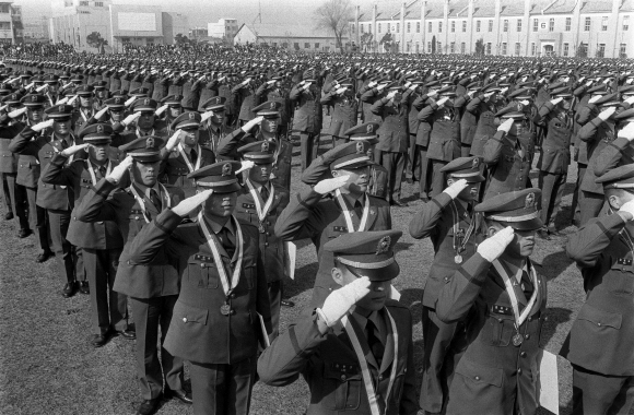 1972년 육군본부 광장에서 열린 ROTC 후보생 임관식 모습. 서울신문 DB