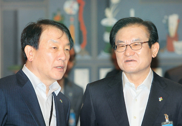 이귀남(오른쪽) 법무장관이 31일 오전 청와대에서 국무회의가 열리기에 앞서 권재진 민정수석과 이야기를 나누고 있다. 김명국기자 daunso@seoul.co.kr 
