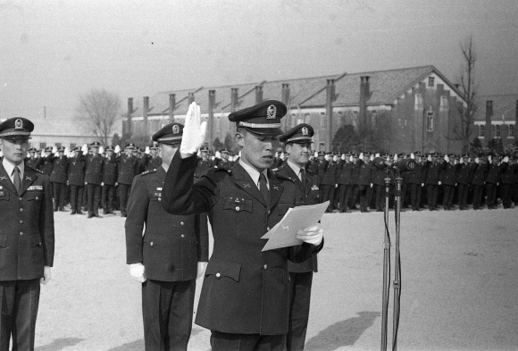 ‘위풍당당’  1964년 학생군사교육단(ROTC) 임관식에서 후보생 대표가 선서를 하고 있다. 서울신문 포토라이브러리 