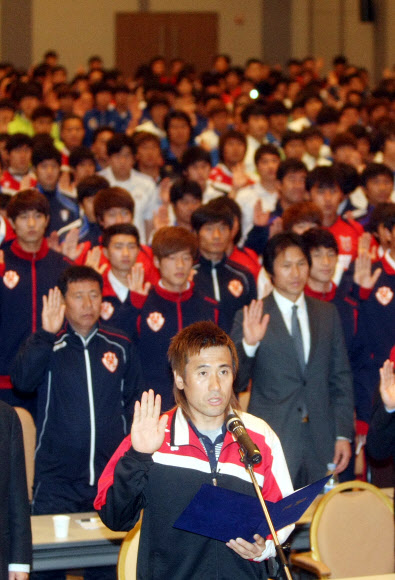 1일 강원 평창의 한화리조트에서 열린 프로축구 K리그 워크숍에서 참석자들이 ‘도박 및 부정 행위 근절 서약서’에 서명한 뒤 경남FC 골키퍼 김병지(아래)가 선수 대표로 선서하고 있다. 평창 연합뉴스